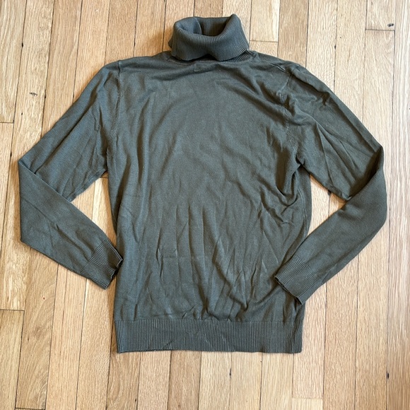 Calvin Klein Women’s Medium Sage Green Turtleneck. - Picture 4 of 5